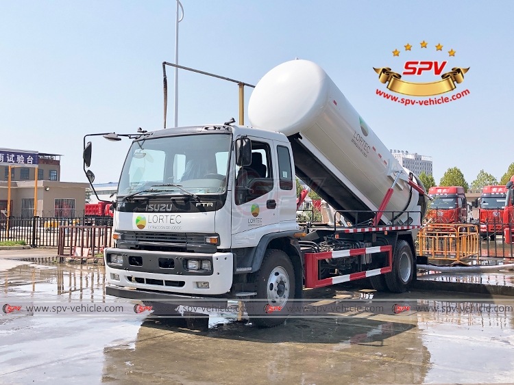 10,000 Litres Sewage Vacuum Tanker ISUZU - Tank Lifting 01